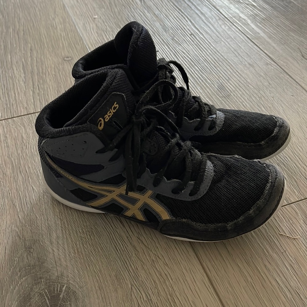 Asic wrestling shoes